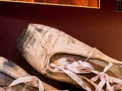 ...tra cui spiccano quelle indossate da Carla Fracci: simbolo di un luogo che ha resistito alla fame edilizia grazie alla leggiadria della danza
